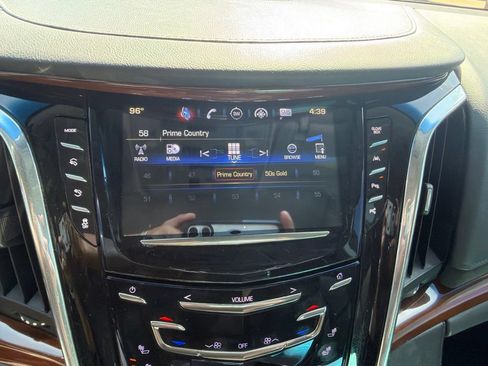 Used 2017 Cadillac Escalade Luxury RWD image 13