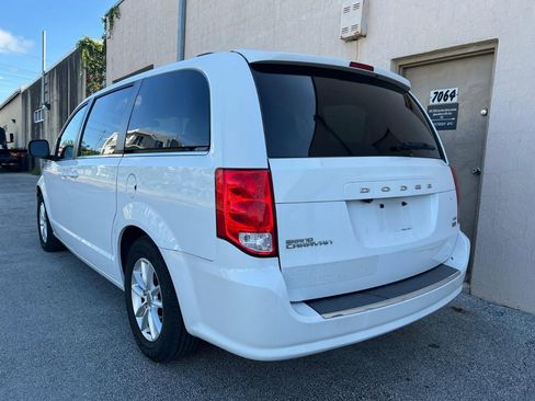 Used 2018 Dodge Grand Caravan SXT image 2