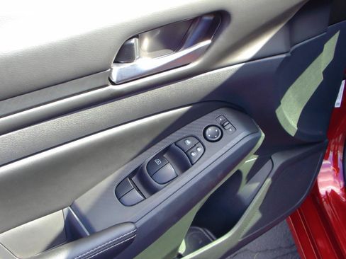 Used 2024 Nissan Altima 2.5 SV FWD image 12