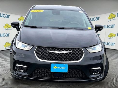 Used 2023 Chrysler Pacifica Touring-L FWD image 2