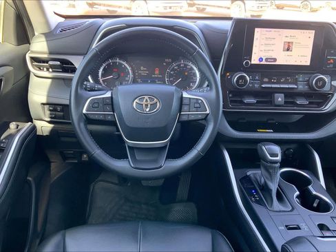 Used 2023 Toyota Highlander XLE image 6
