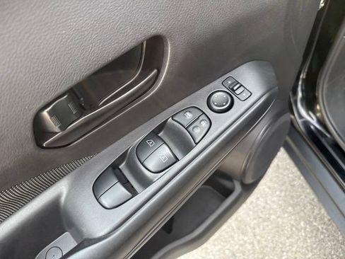 Used 2020 Nissan Kicks S image 10