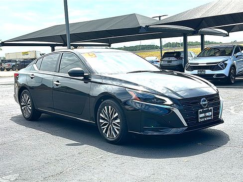 Used 2025 Nissan Altima 2.5 SV FWD image 10
