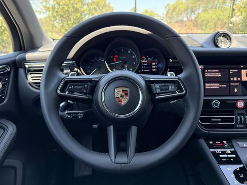 Used 2025 Porsche Macan Loaner image 15