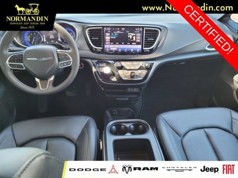 Certified 2025 Chrysler Pacifica Select FWD image 6