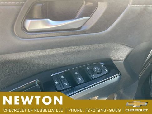 Used 2025 Nissan Pathfinder SL AWD/4WD image 6