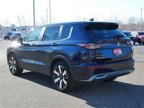 Used 2025 Mitsubishi Outlander SE image 5