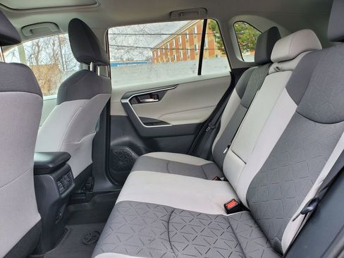 Used 2021 Toyota RAV4 XLE w/ Convenience Package image 11