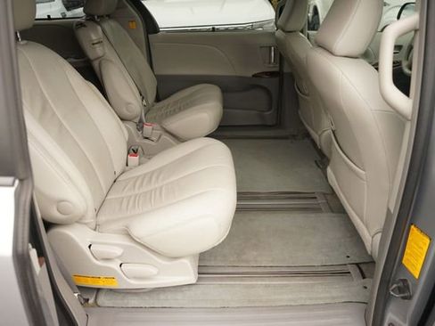 Used 2013 Toyota Sienna XLE w/ Entertainment Pkg FWD image 17