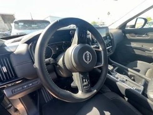 Used 2025 Nissan Pathfinder SV image 14