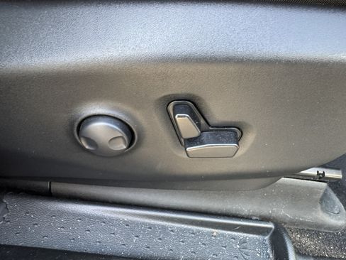 Used 2025 Chrysler Pacifica Limited FWD image 16
