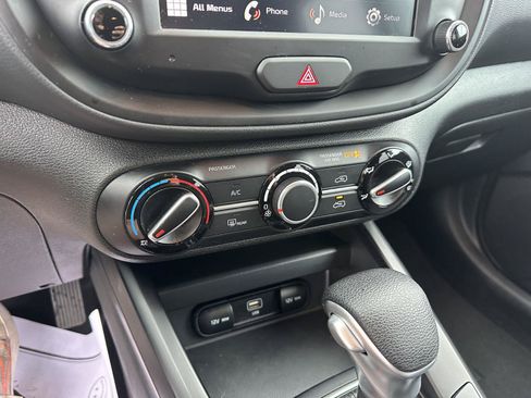 Used 2025 Kia Soul LX w/ LX Technology Package FWD image 30