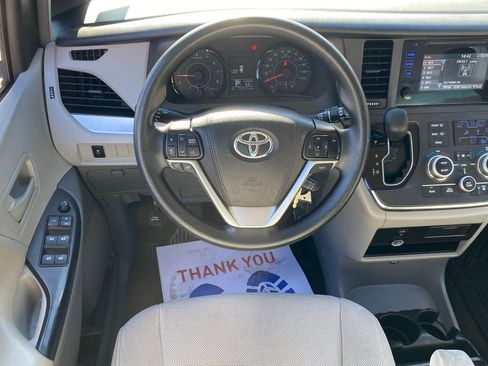 Used 2017 Toyota Sienna L image 11