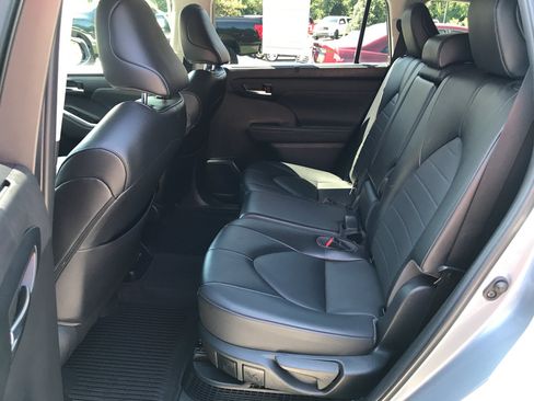Certified 2022 Toyota Highlander XLE AWD/4WD image 29