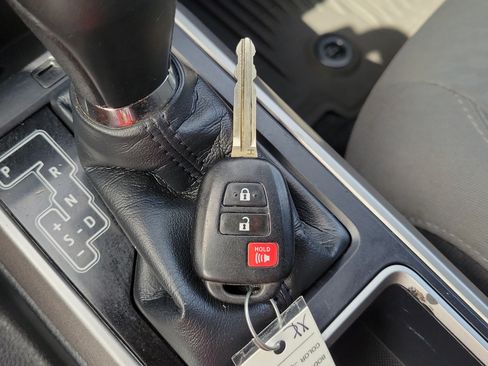 Used 2020 Toyota Tacoma SR5 RWD image 29