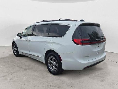 Used 2023 Chrysler Pacifica Limited AWD/4WD image 3