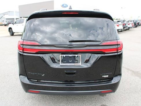 Used 2025 Chrysler Pacifica Limited FWD image 6
