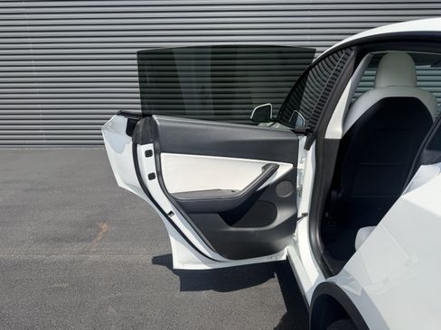 Used 2022 Tesla Model Y Long Range AWD/4WD image 18