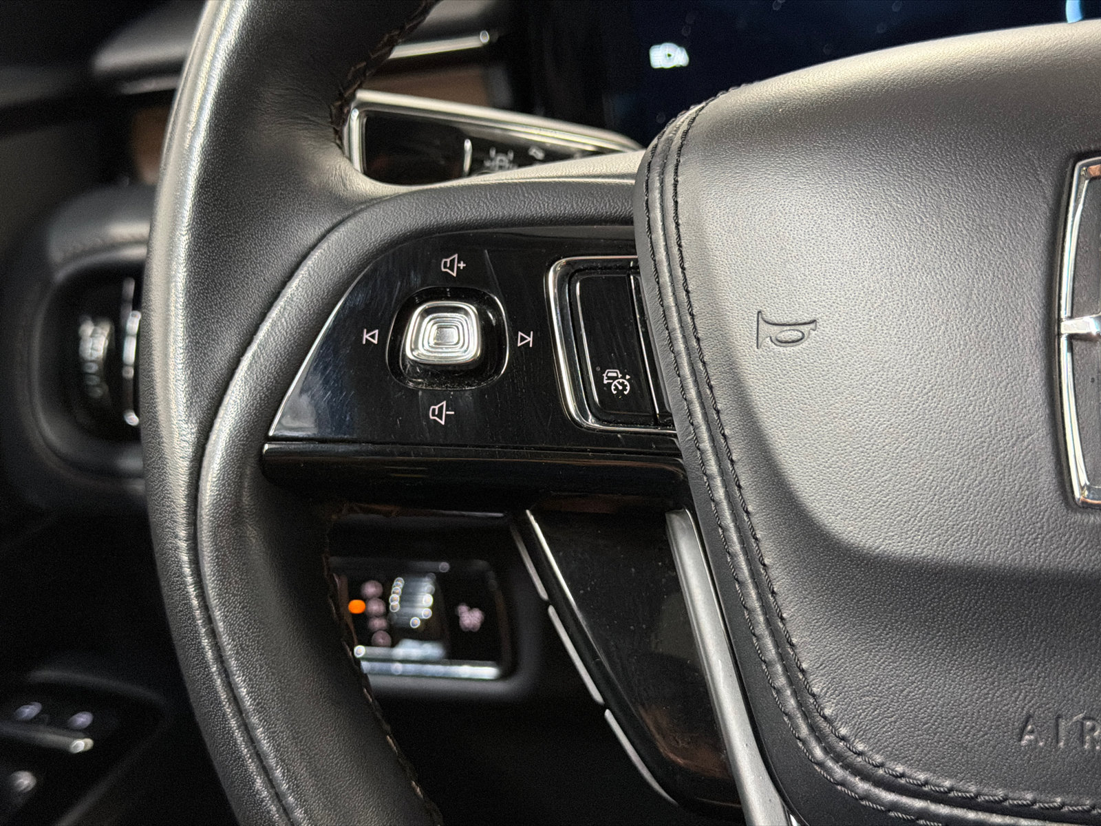 Used 2025 Lincoln Aviator Reserve AWD/4WD image 26
