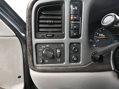 Used 2004 GMC Sierra 2500 SLT w/ Heavy-Duty Power Package image 30