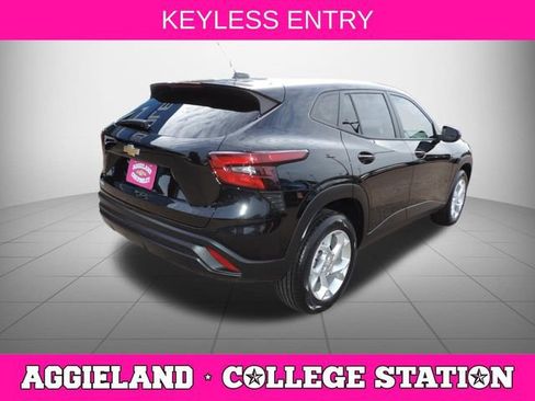 Used 2024 Chevrolet Trax LS w/ LS Convenience Package FWD image 4