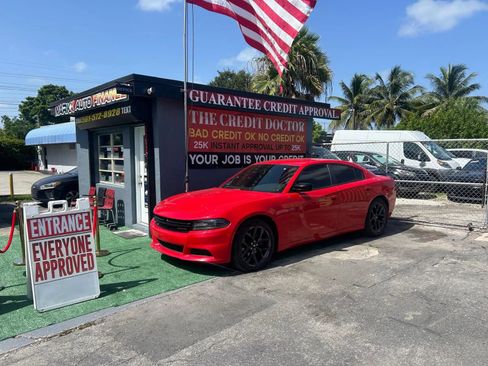 Used 2019 Dodge Charger SXT w/ Blacktop Package RWD image 1