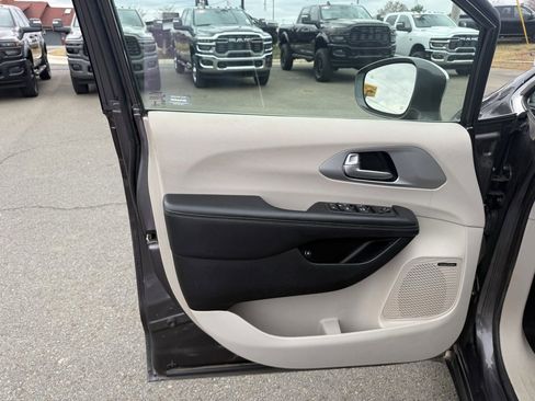 Used 2018 Chrysler Pacifica Limited image 12
