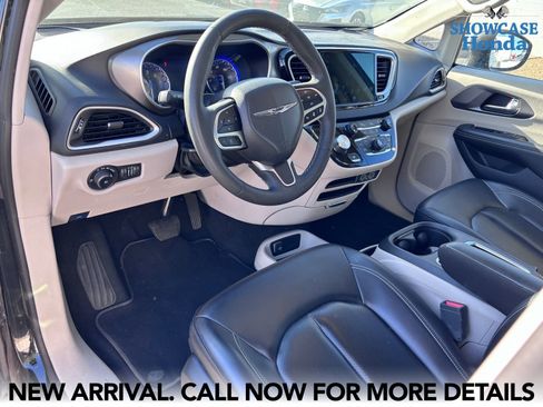 Used 2023 Chrysler Pacifica Touring-L FWD image 8