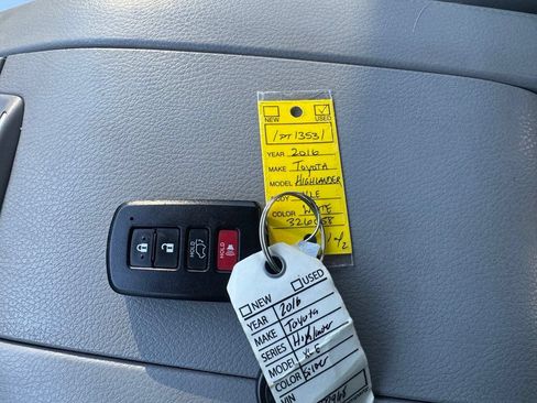 Used 2016 Toyota Highlander XLE AWD/4WD image 12