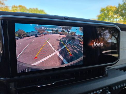 Used 2024 Jeep Wrangler Unlimited Sahara image 18