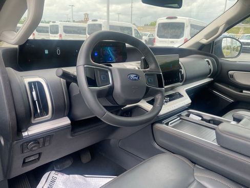 Used 2025 Ford Expedition Active image 12