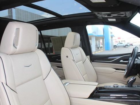 Used 2024 Cadillac Escalade Premium Luxury w/ Performance Package AWD/4WD image 16
