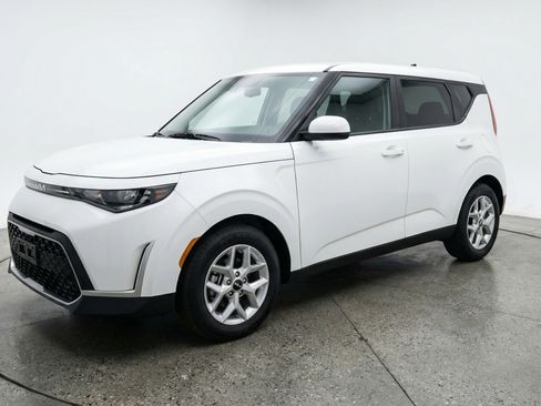 Used 2025 Kia Soul LX w/ LX Technology Package image 3