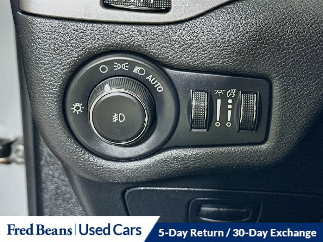 Used 2020 Jeep Cherokee Latitude Plus w/ Cold Weather Group AWD/4WD image 16