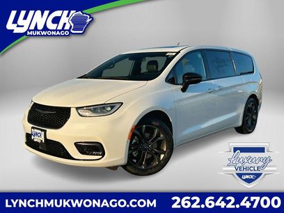 New 2026 Chrysler Pacifica Select