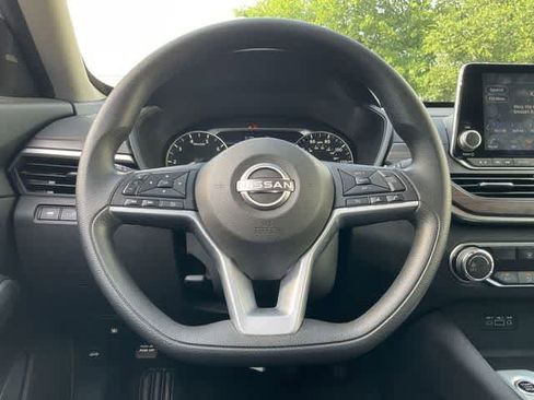 Used 2025 Nissan Altima 2.5 SV image 19