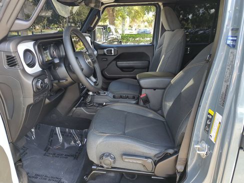 Used 2025 Jeep Wrangler Unlimited Sport AWD/4WD image 18