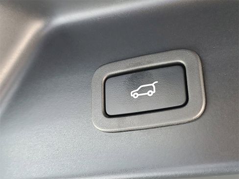 Used 2020 Land Rover Range Rover HSE image 11