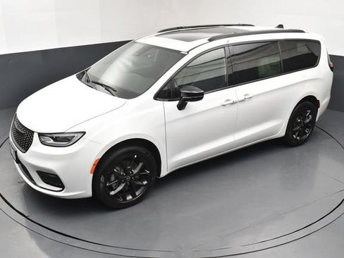 Used 2026 Chrysler Pacifica Limited w/ S Appearance Package AWD/4WD image 15