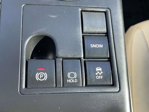 Used 2024 Toyota Highlander XLE FWD image 37