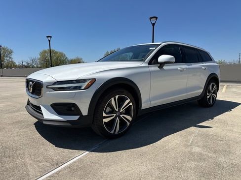 Certified 2025 Volvo V60 B5 Cross Country Plus AWD/4WD image 4