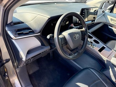 Used 2022 Toyota Sienna LE image 10