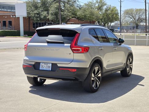 Used 2023 Volvo XC40 B5 Plus image 9
