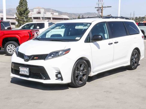 Used 2020 Toyota Sienna SE w/ Nightshade Edition FWD image 3