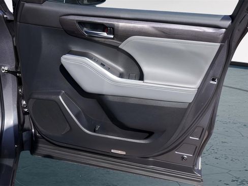 Used 2025 Toyota Highlander Platinum image 34