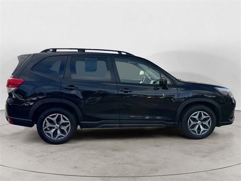 Used 2022 Subaru Forester Premium image 6