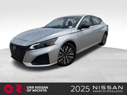 Used 2025 Nissan Altima 2.5 SV FWD image 1