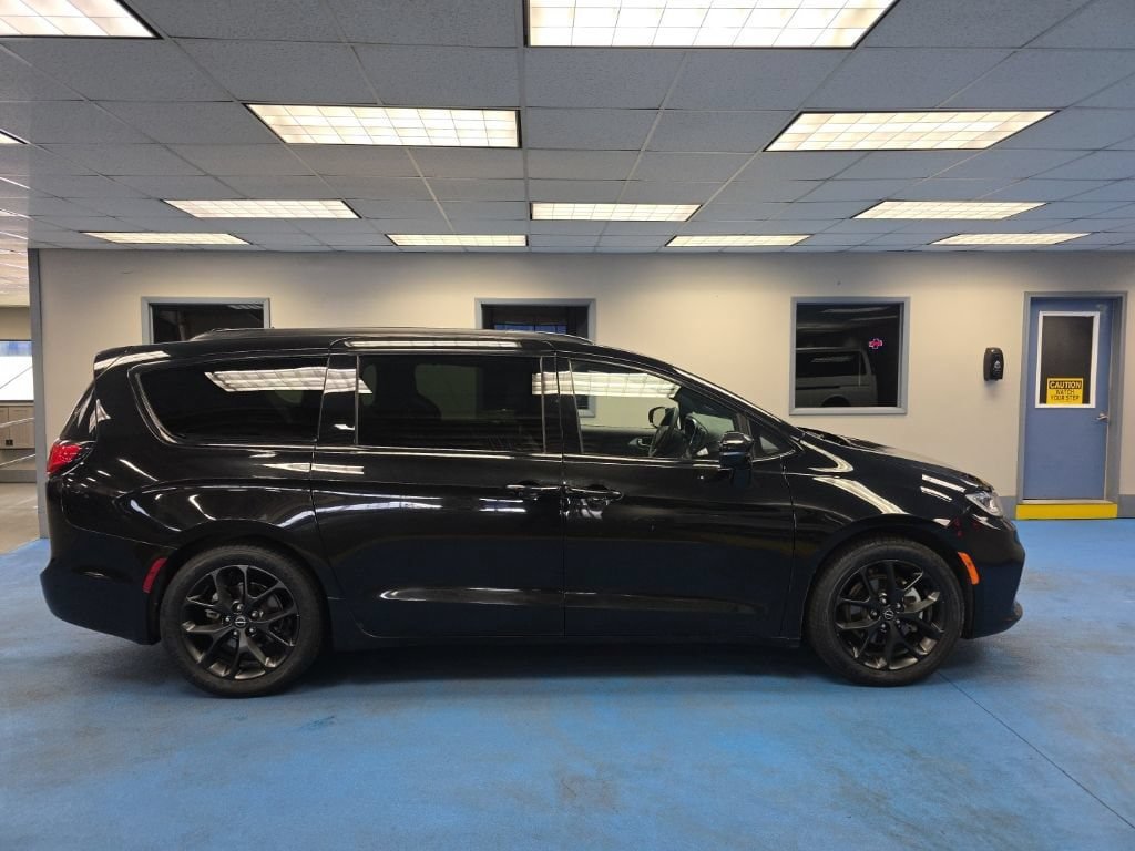 Used 2025 Chrysler Pacifica Limited FWD image 2