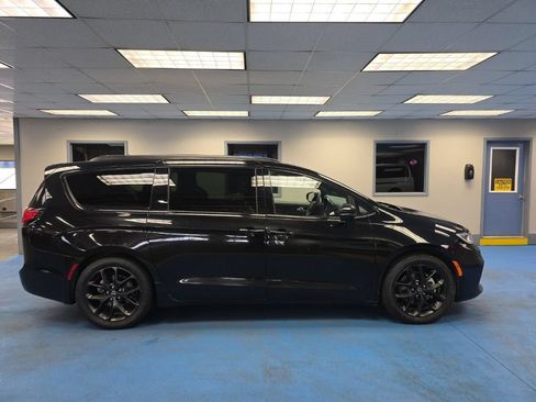 Used 2025 Chrysler Pacifica Limited FWD image 2