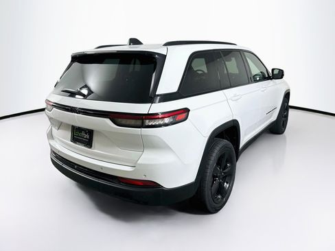 Used 2023 Jeep Grand Cherokee Altitude RWD image 9